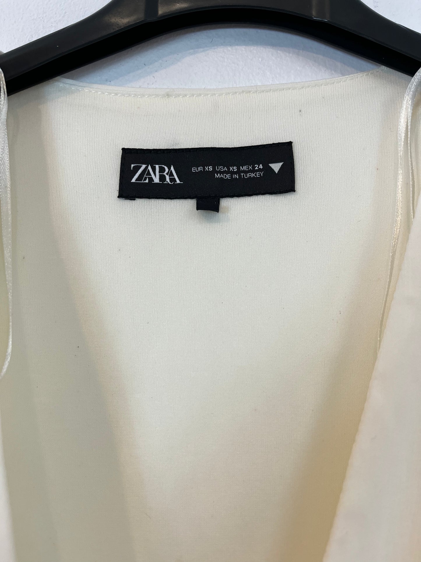 ZARA. Top beige lazadas T.xs