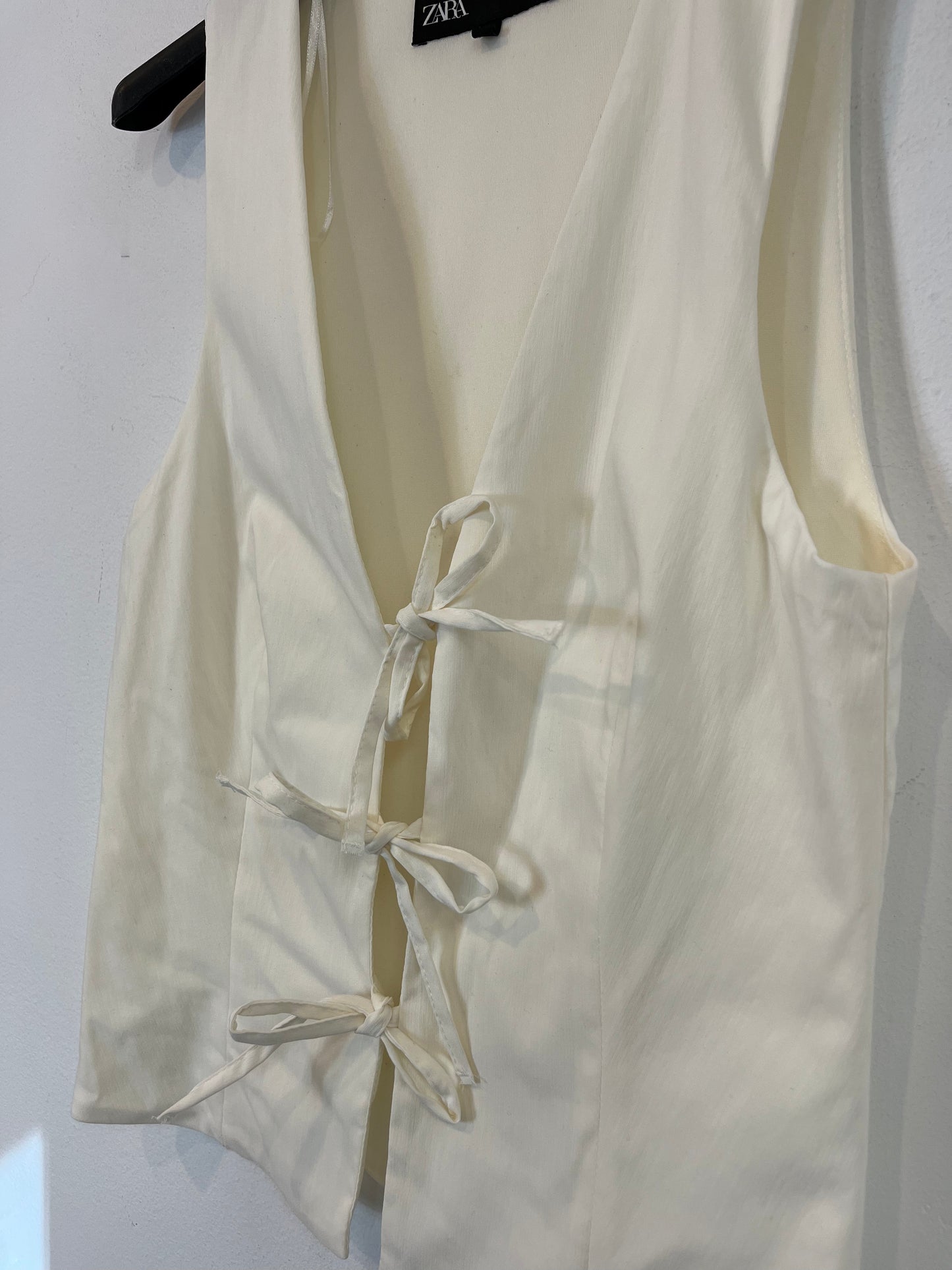 ZARA. Top beige lazadas T.xs