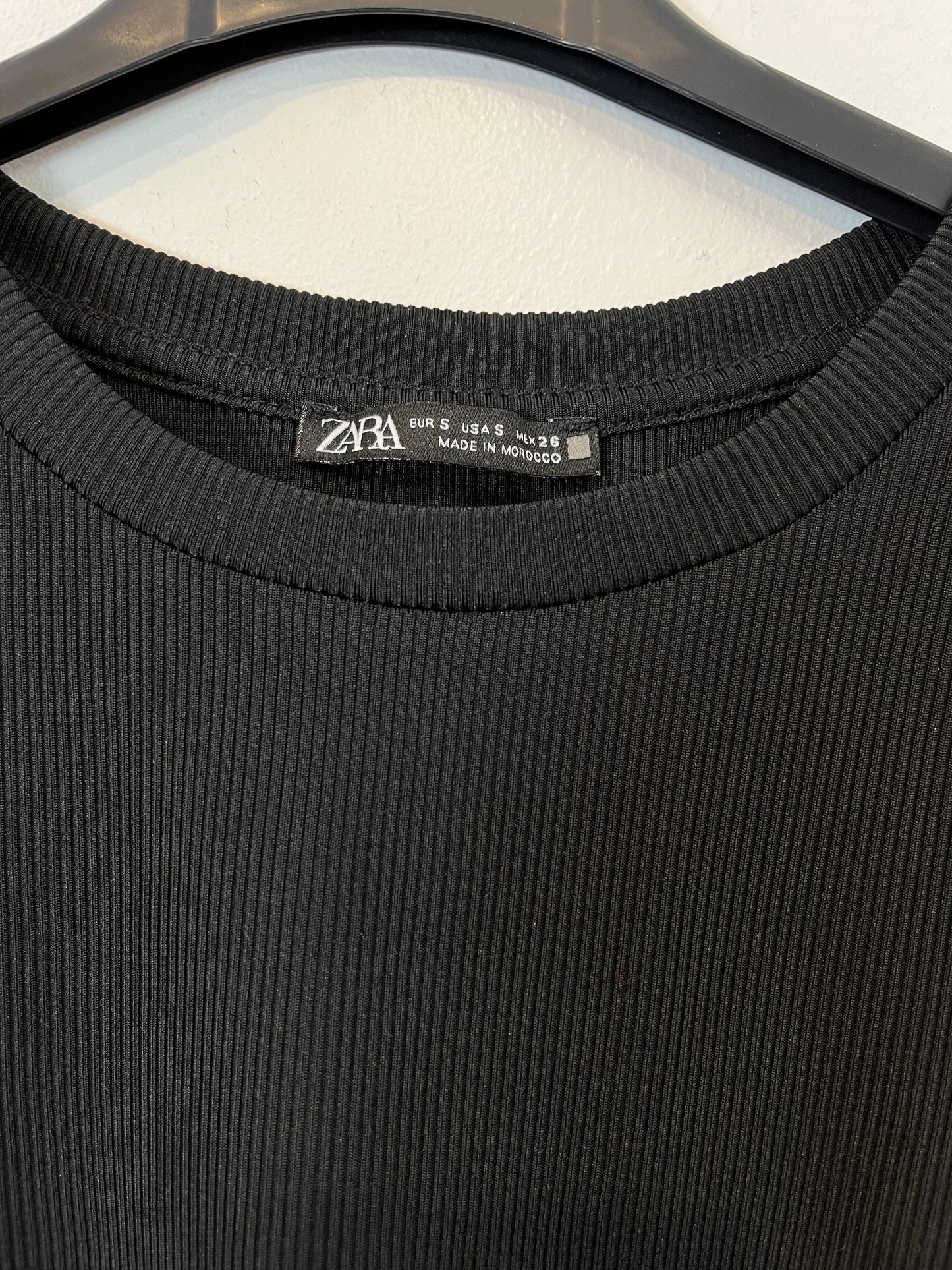 ZARA. Black puff-sleeved Ts top