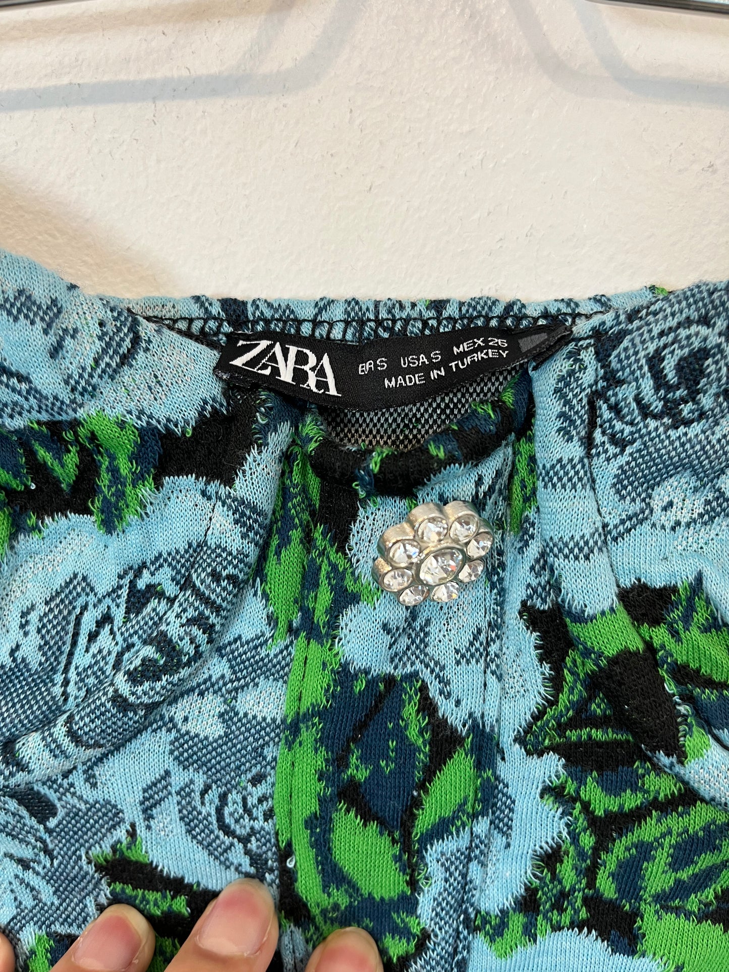 ZARA. Top flores textura botones joya. T.S