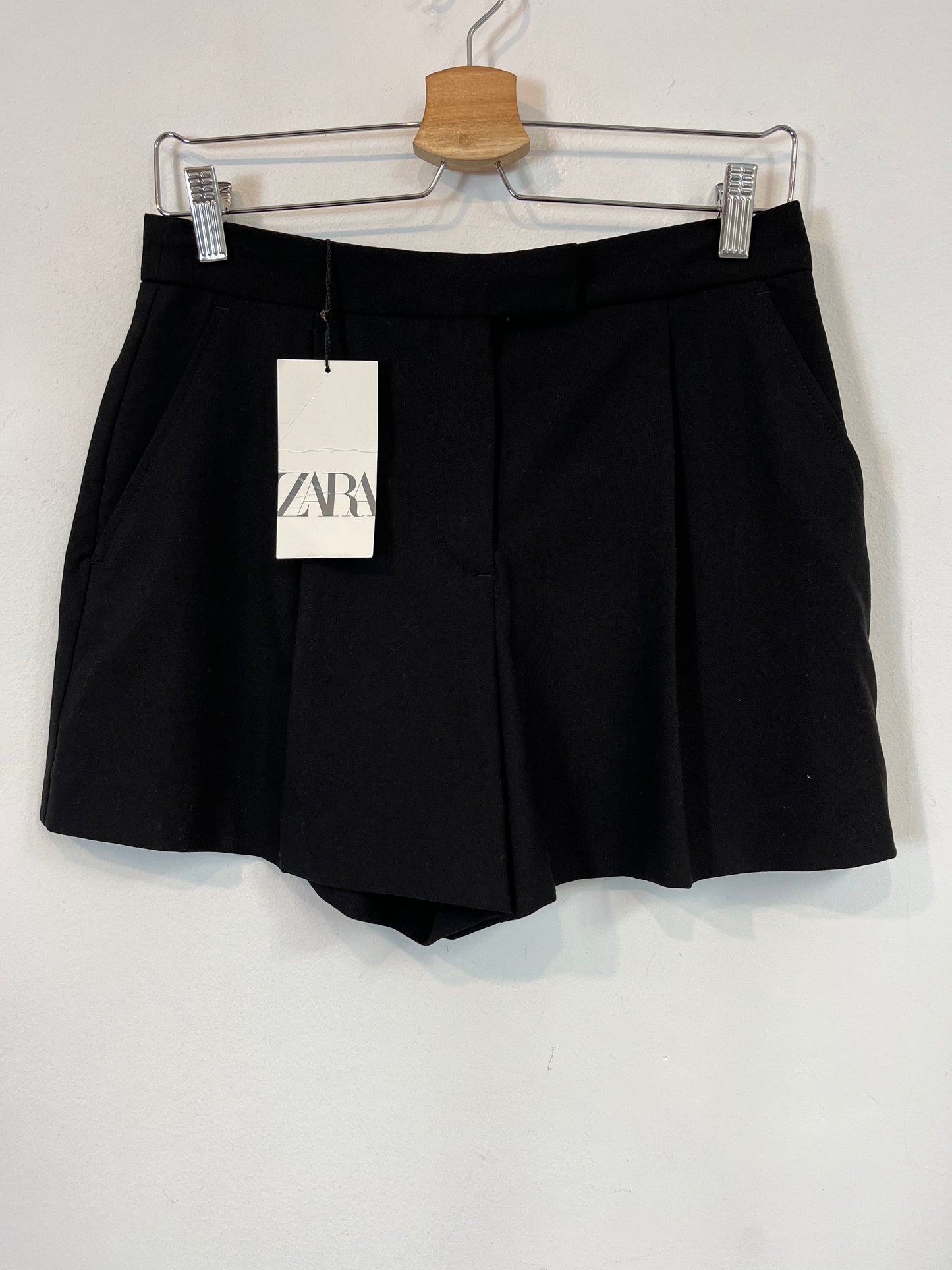 ZARA. Pantalón corto negro. T.S