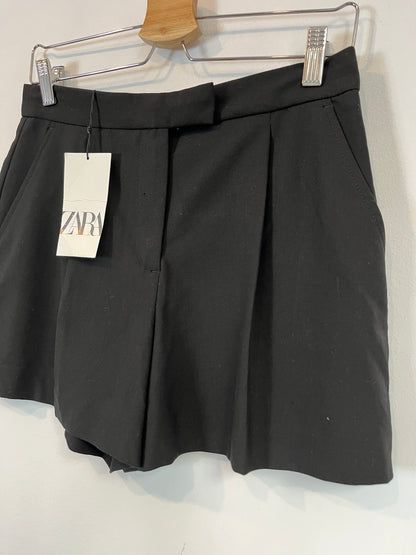 ZARA. Pantalón corto negro. T.S