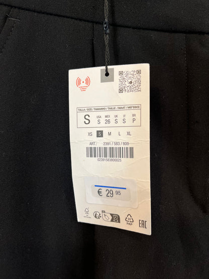 ZARA. Pantalón corto negro. T.S