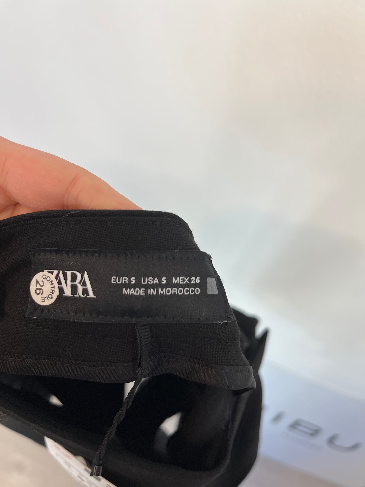 ZARA. Pantalón corto negro. T.S