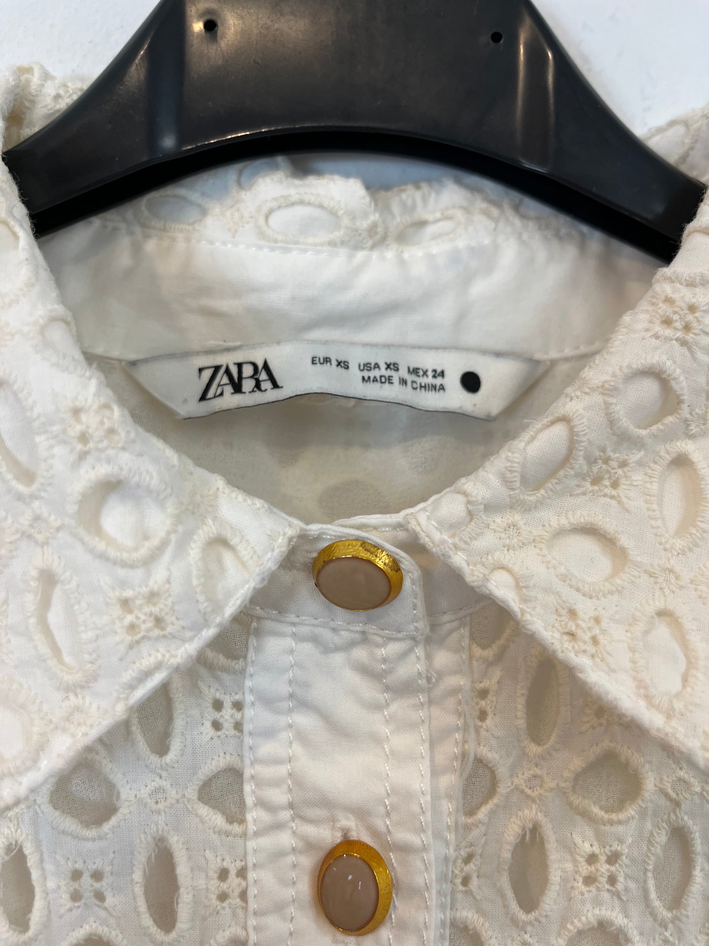 ZARA. Vestido beige troquelado  T.xs