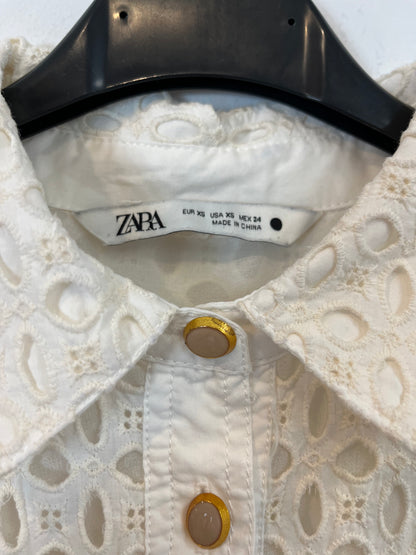 ZARA. Vestido beige troquelado  T.xs