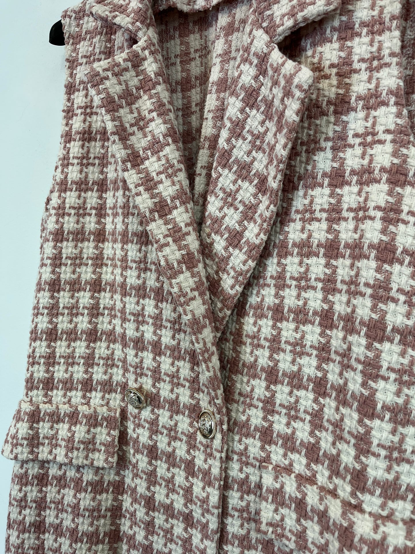 NEW COLLECTION. Chaleco tweed rosa y beige T.u(s)