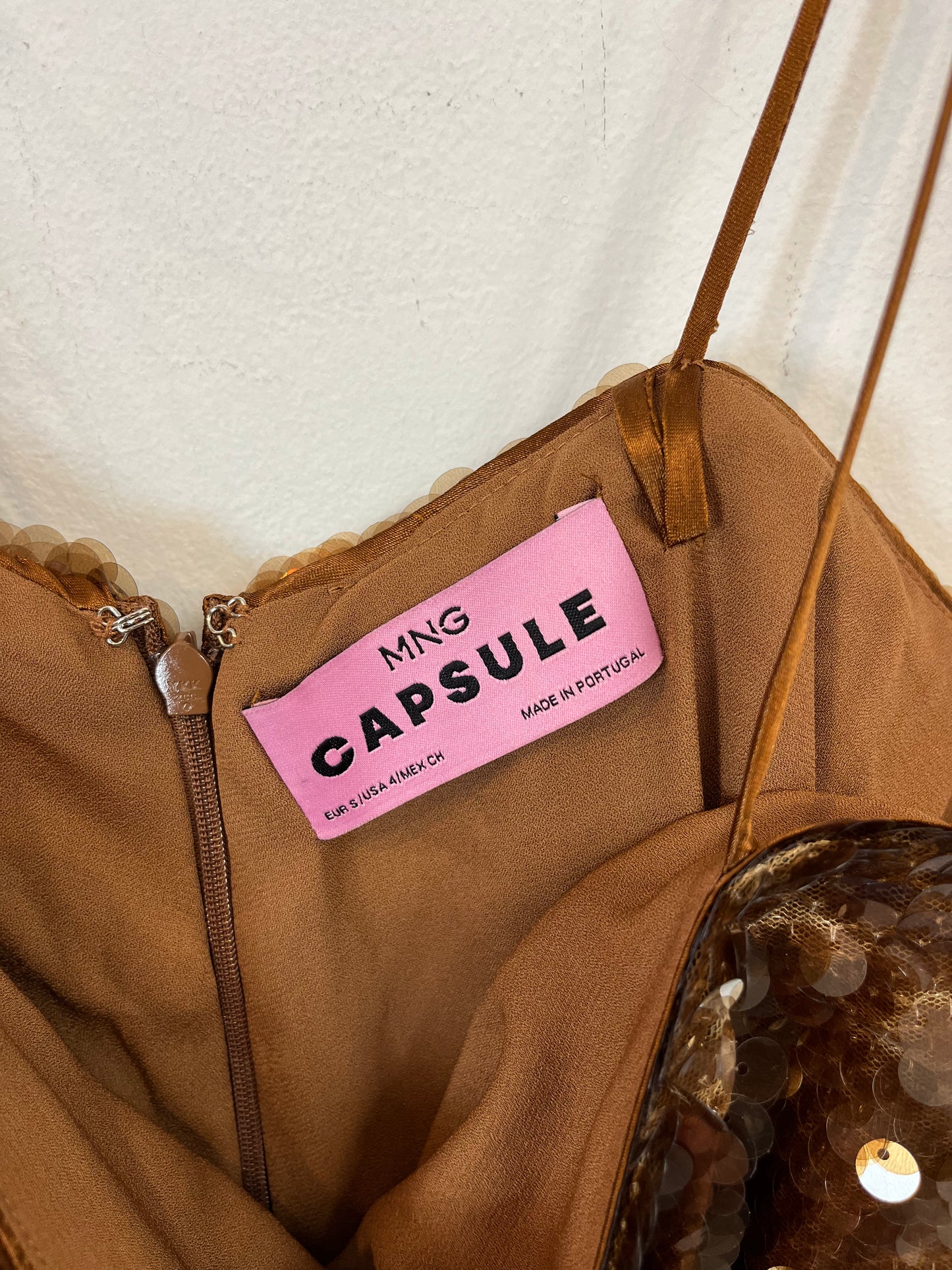 MANGO CAPSULE. Sequin dress with gloves. TS