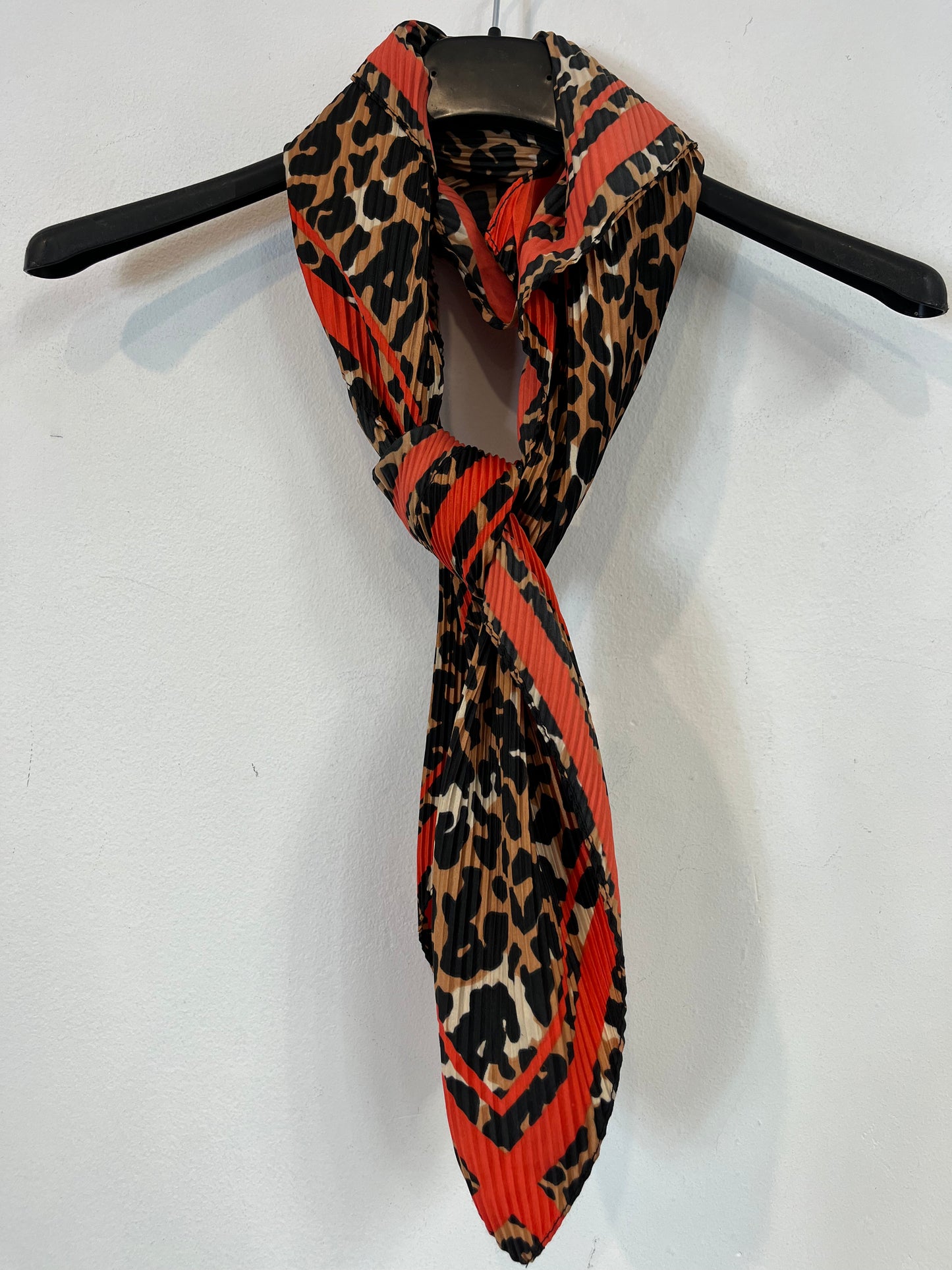 ZARA. Pañuelo animal print