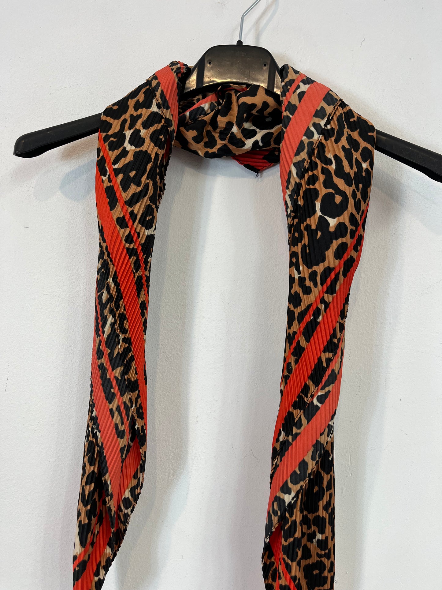 ZARA. Pañuelo animal print