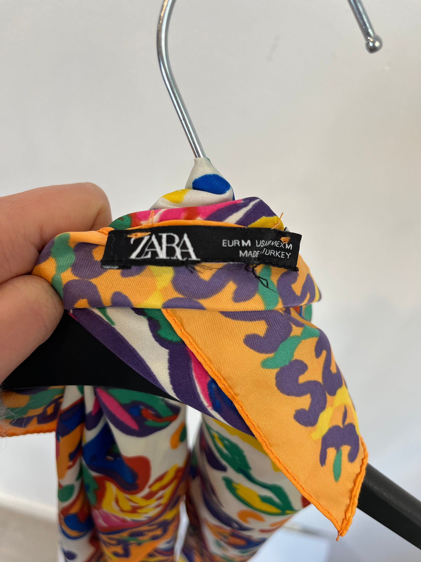 ZARA. Pañuelo flores colores