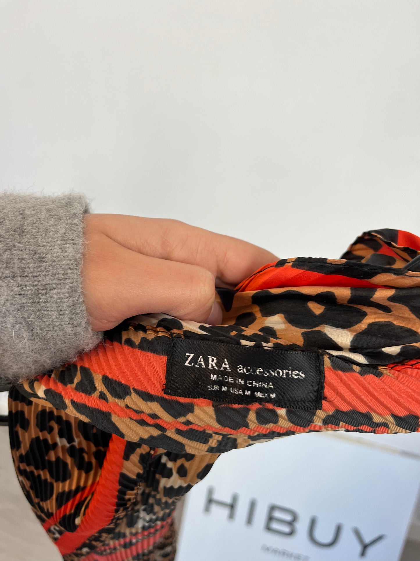 ZARA. Pañuelo animal print