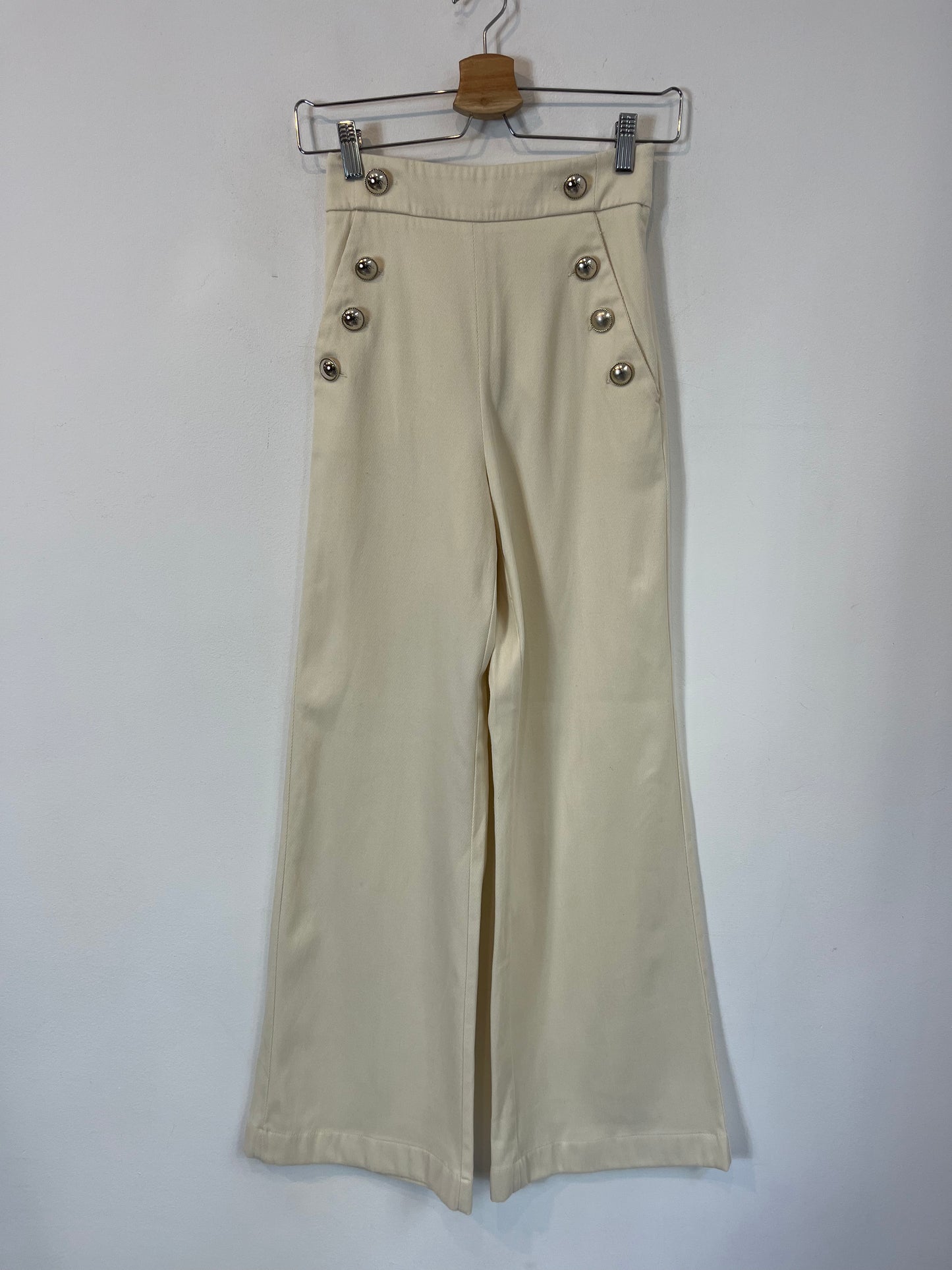 INTREND. Pantalón beige botones T.32
