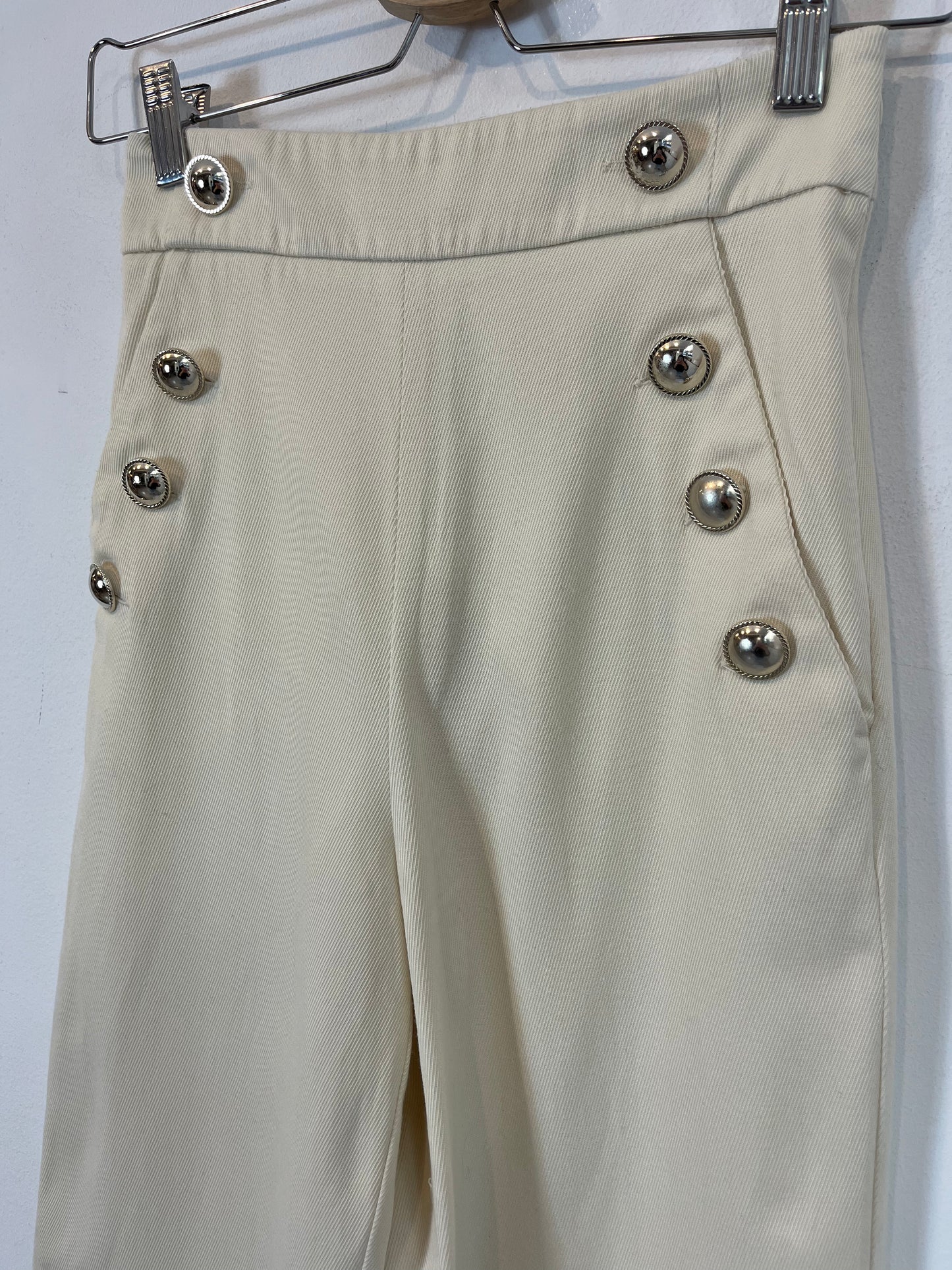 INTREND. Pantalón beige botones T.32