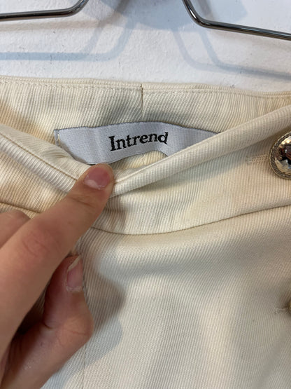 INTREND. Pantalón beige botones T.32