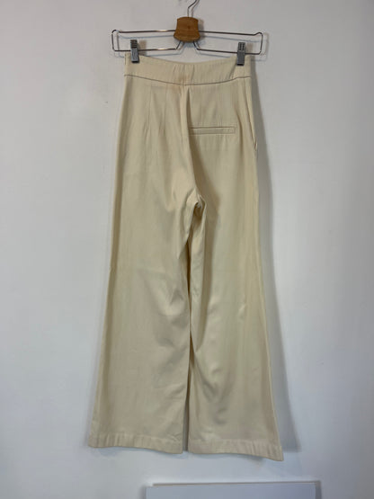 INTREND. Pantalón beige botones T.32