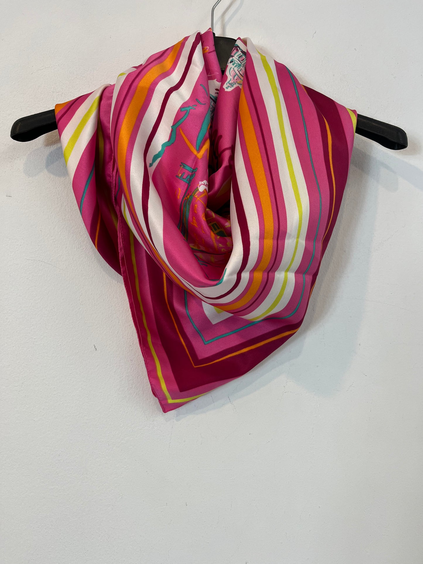 GENEVIEVE LETHU. Pañuelo estampado fucsia