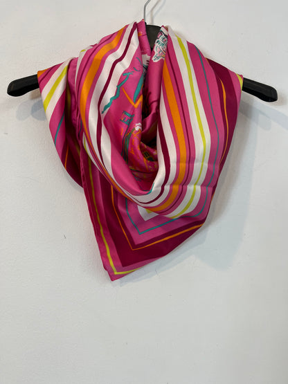 GENEVIEVE LETHU. Pañuelo estampado fucsia