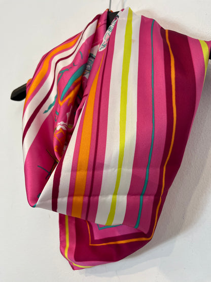 GENEVIEVE LETHU. Pañuelo estampado fucsia