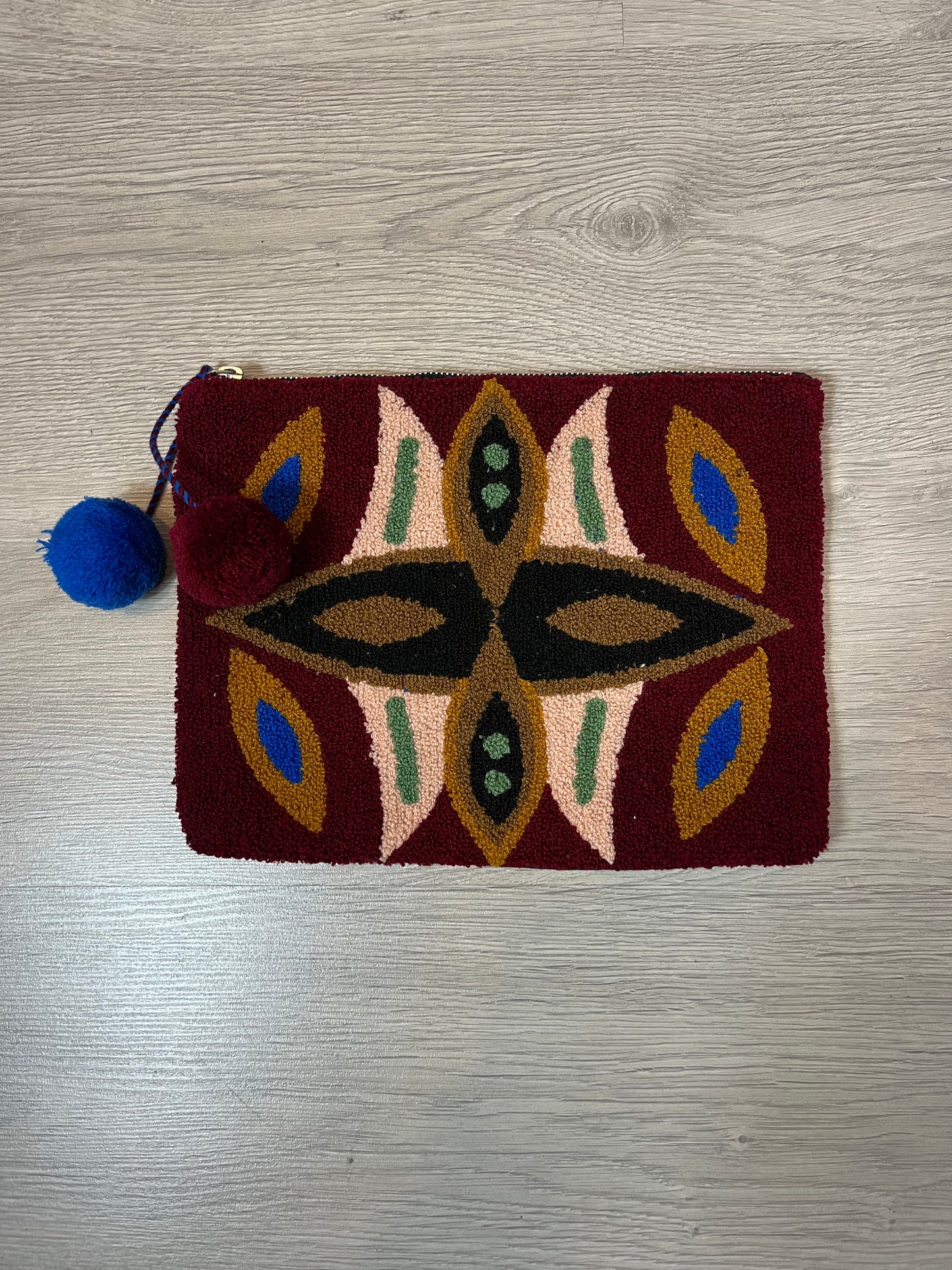 MANGO. Cartera burdeos textura dibujo