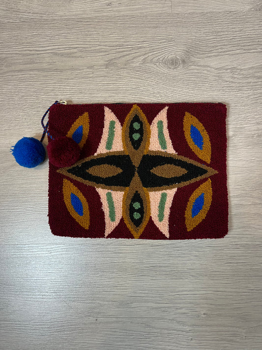 MANGO. Cartera burdeos textura dibujo