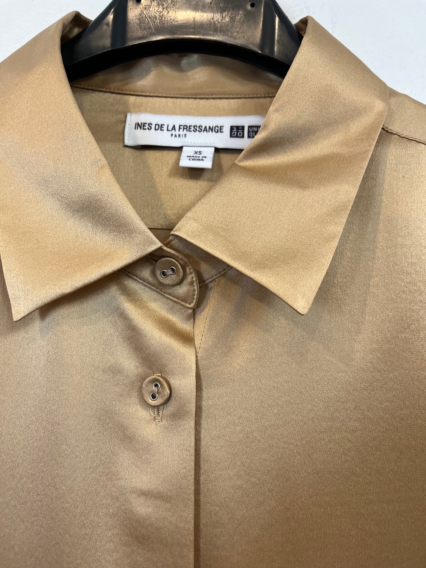 UNIQLO. Blusa beige tostado seda. T XS