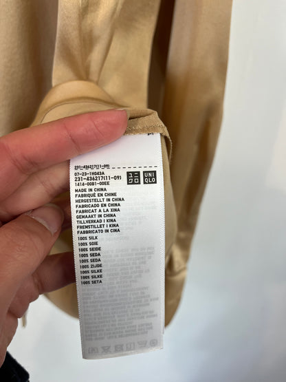 UNIQLO. Blusa beige tostado seda. T XS