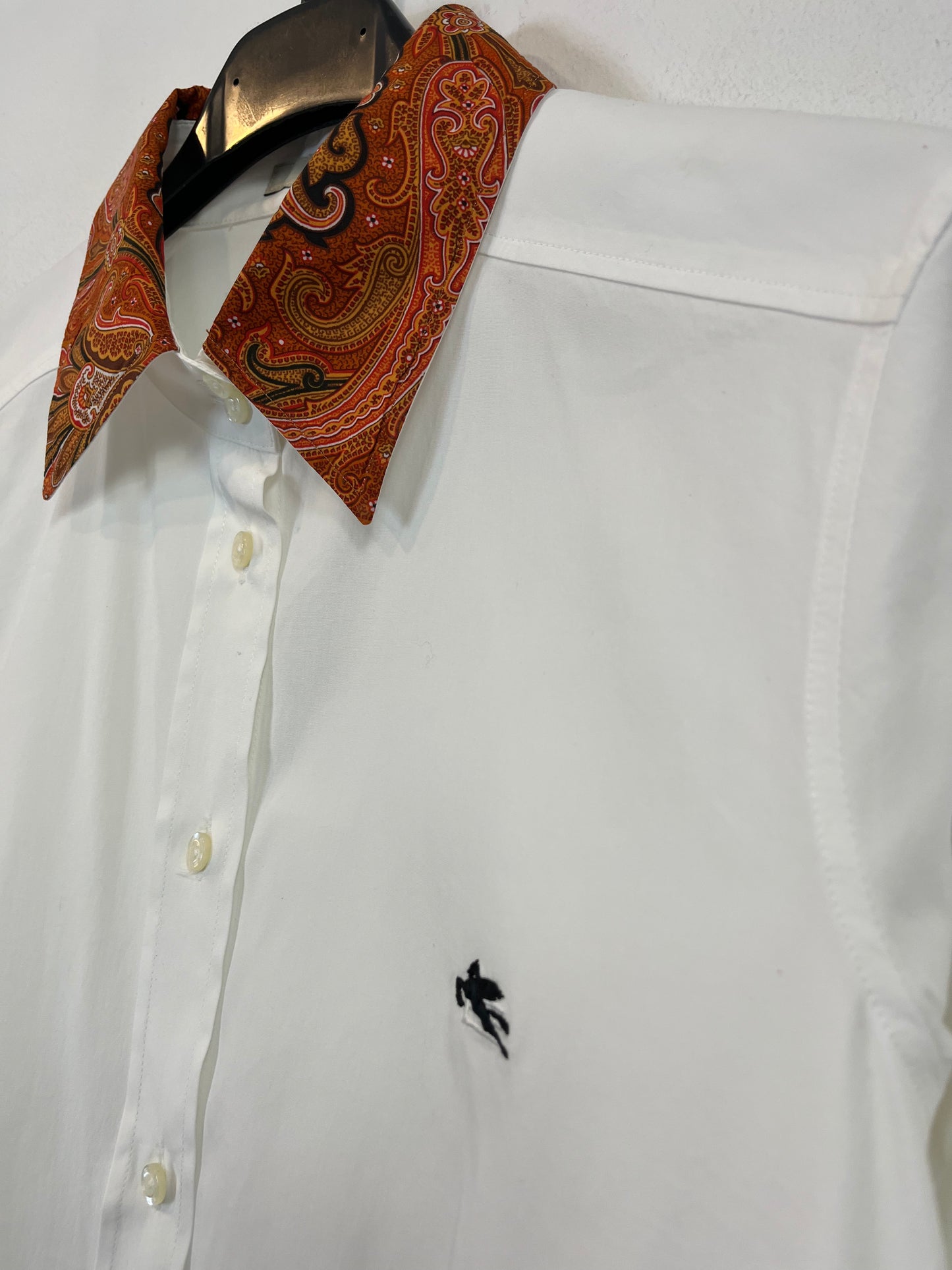 ETRO. Camisa blanca detalle cuello. T M