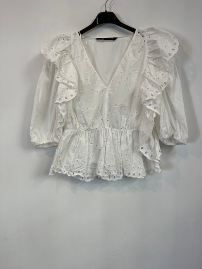 ZARA. White blouse with embroidered details. T. S