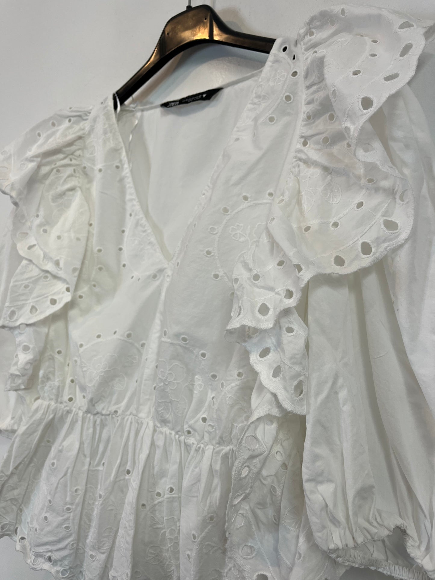 ZARA. White blouse with embroidered details. T. S