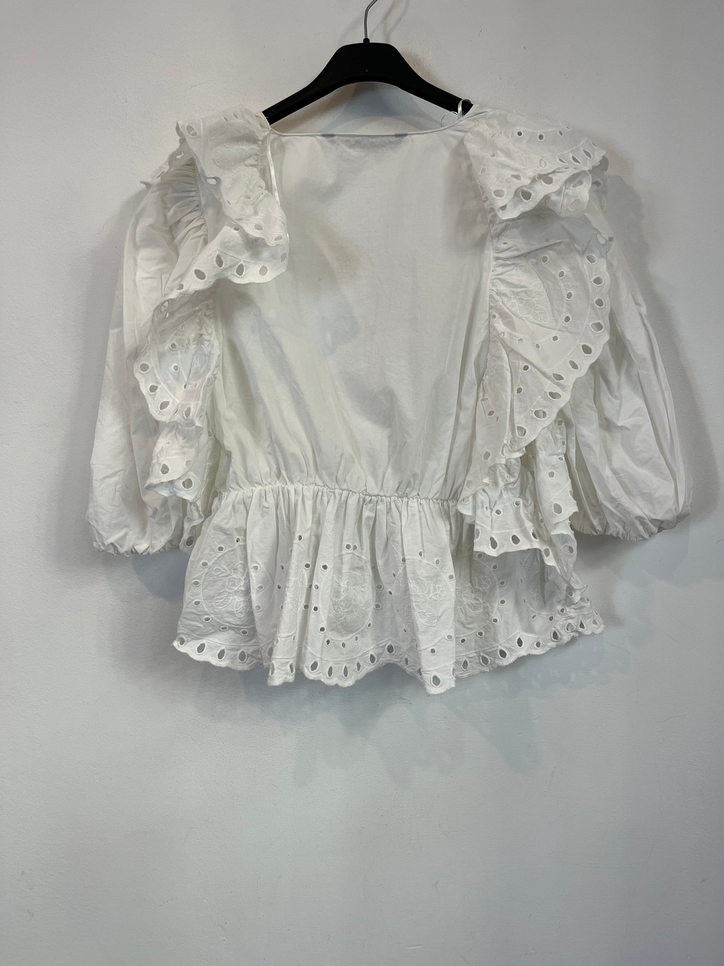 ZARA. White blouse with embroidered details. T. S