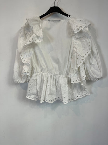 ZARA. White blouse with embroidered details. T. S