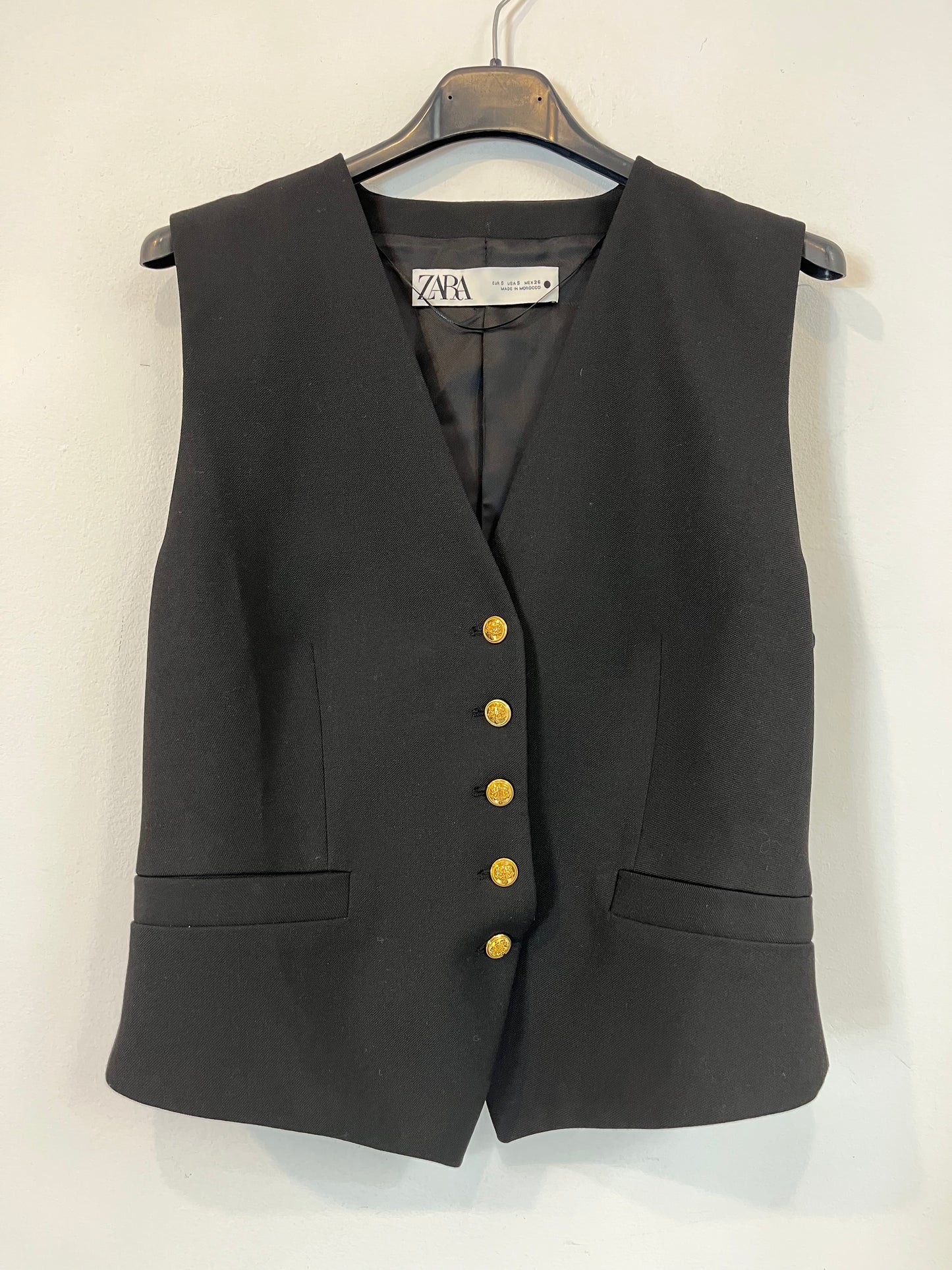 ZARA. Chaleco negro botones dorados. T S