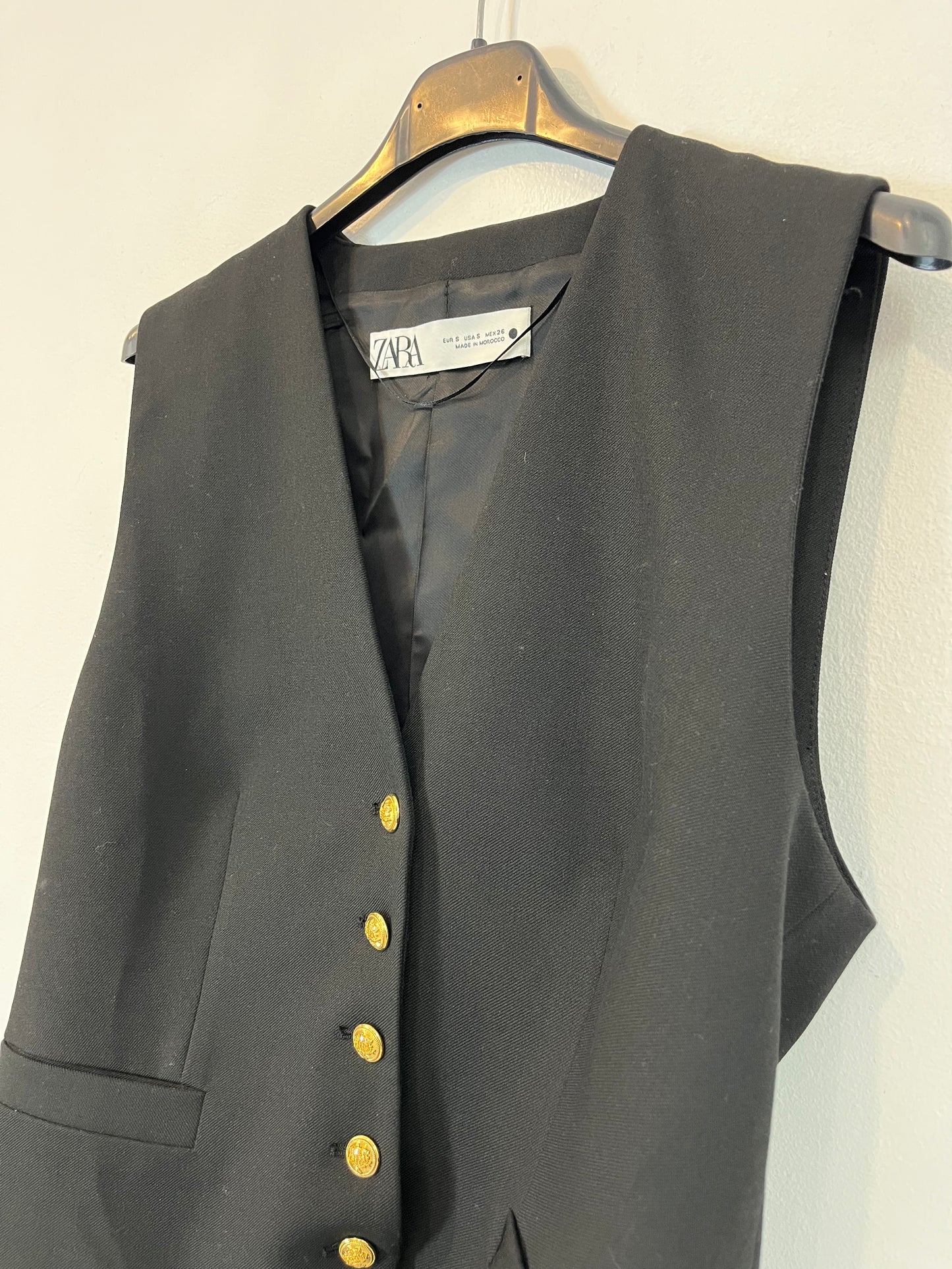 ZARA. Chaleco negro botones dorados. T S