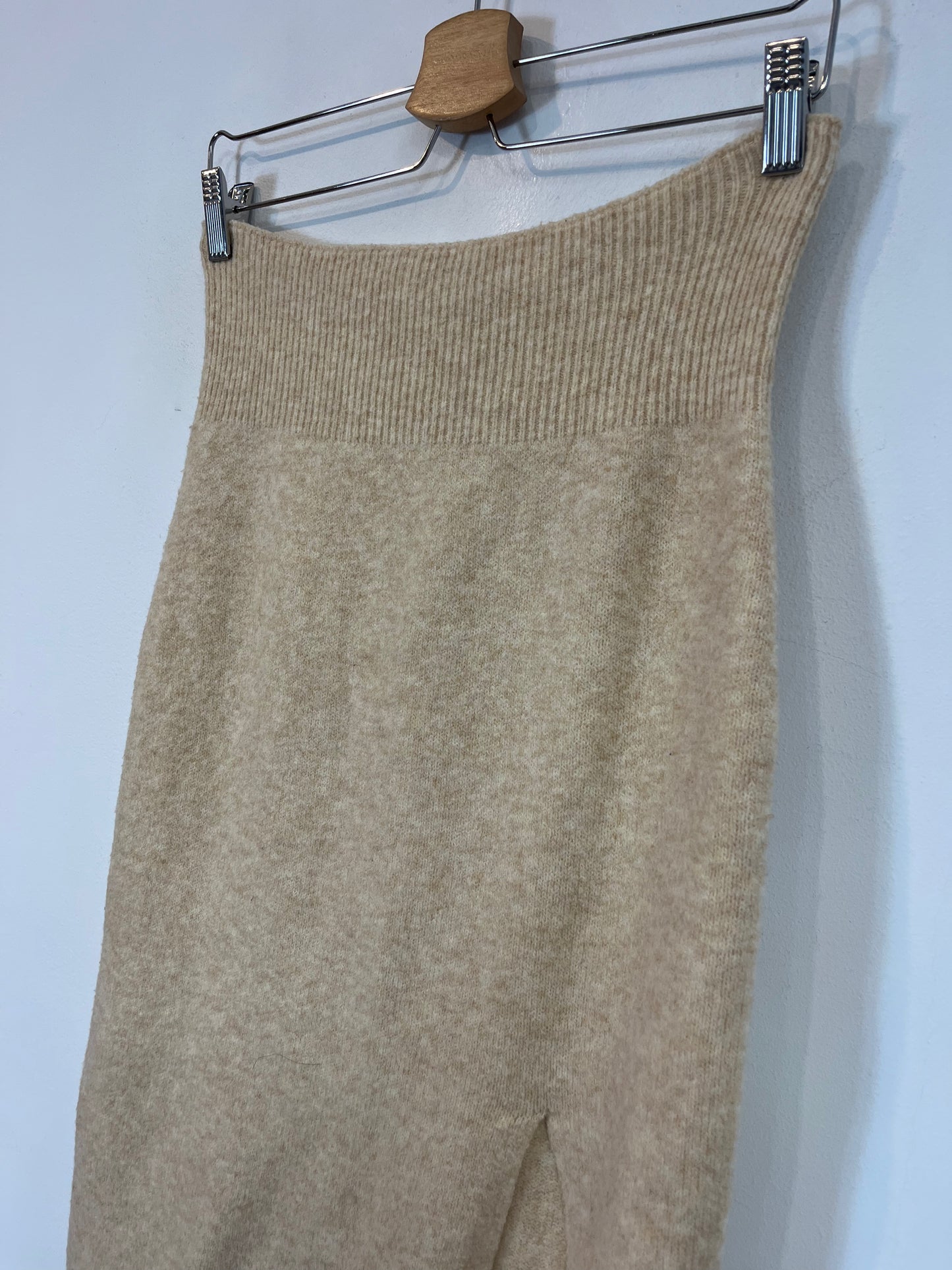 MANGO. Falda midi punto beige. T. S