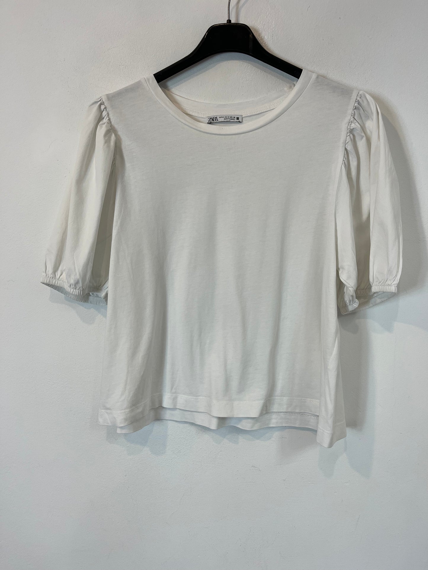 ZARA. Camiseta blanca manga textura. T M