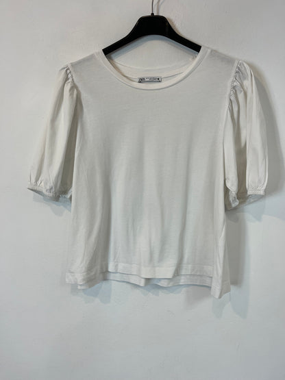 ZARA. Camiseta blanca manga textura. T M