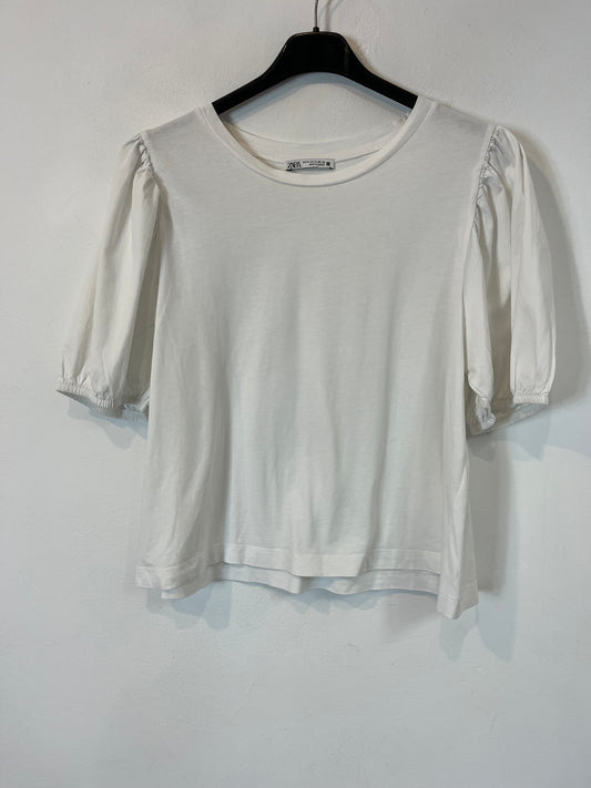 ZARA. Camiseta blanca manga textura. T M