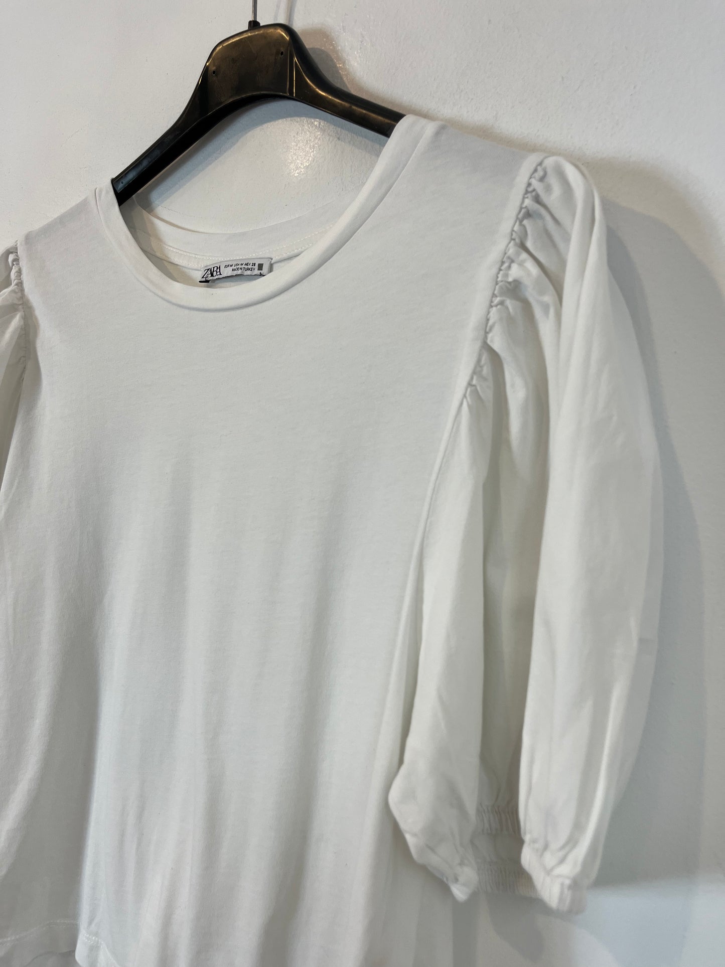 ZARA. Camiseta blanca manga textura. T M