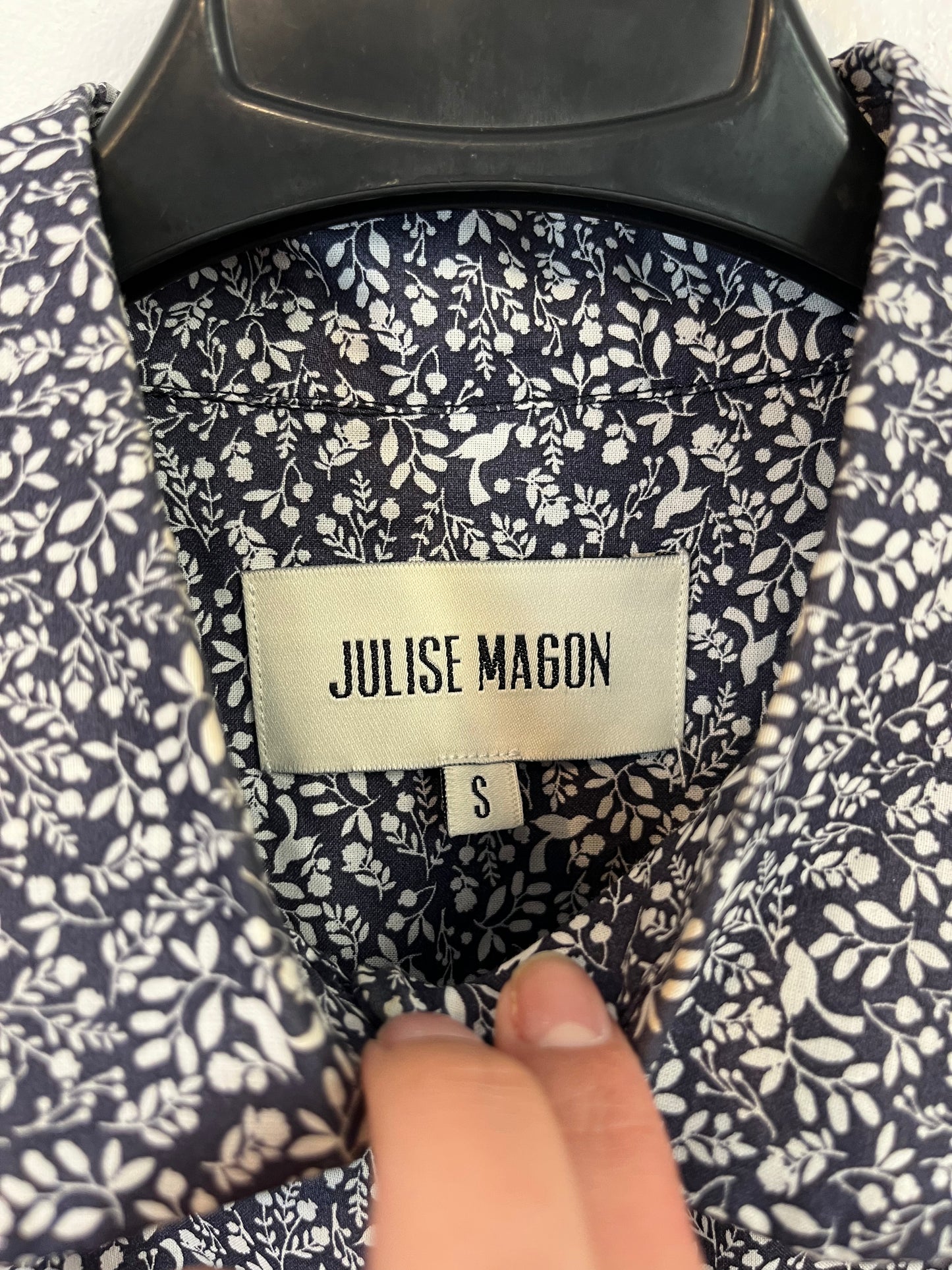 JULISE MAGON. Mono largo estampado azul. T S