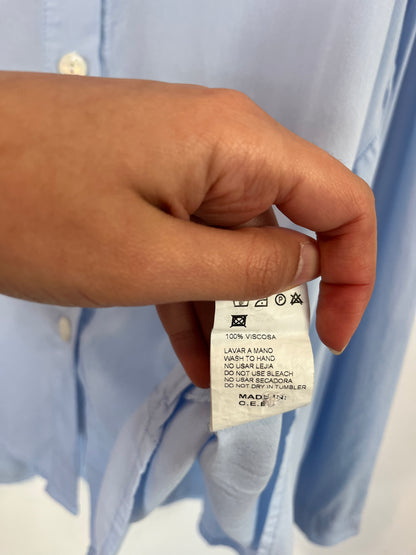 GUITARE. Blusa azul claro fluida. T M