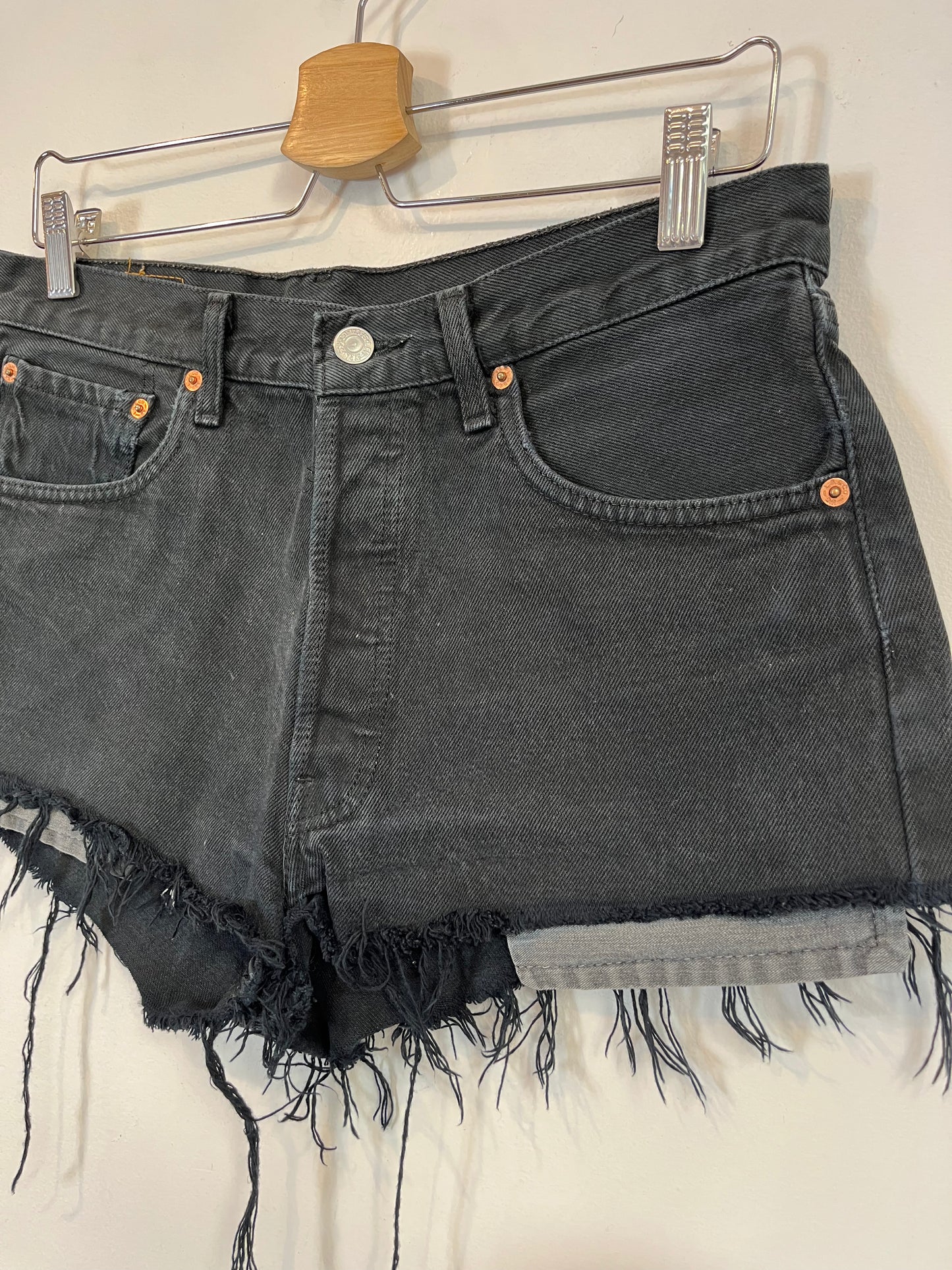 LEVI´S. Denim short azul oscuro abotonado. T 38