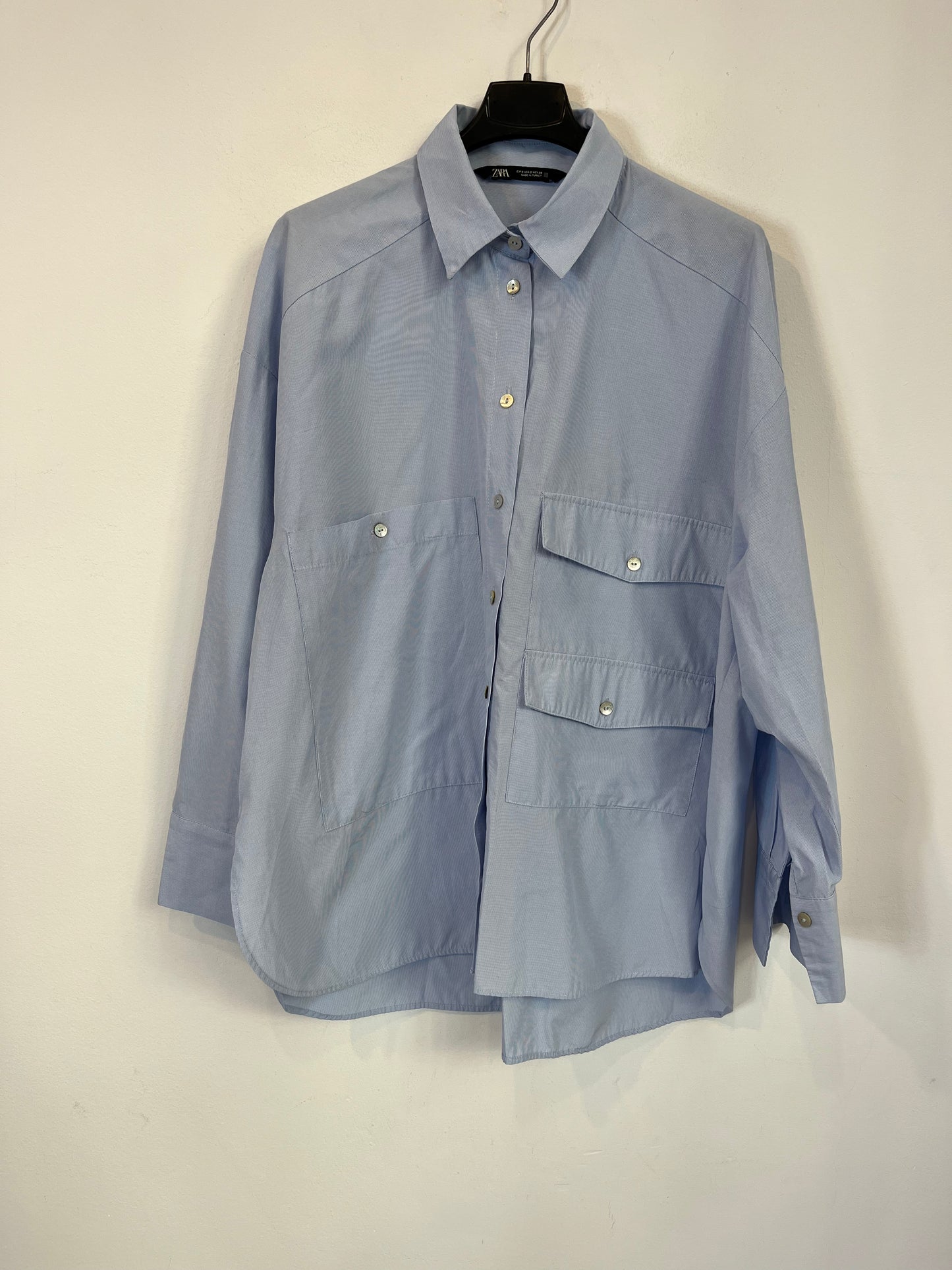 ZARA. Camisa azul bolsillos. T S