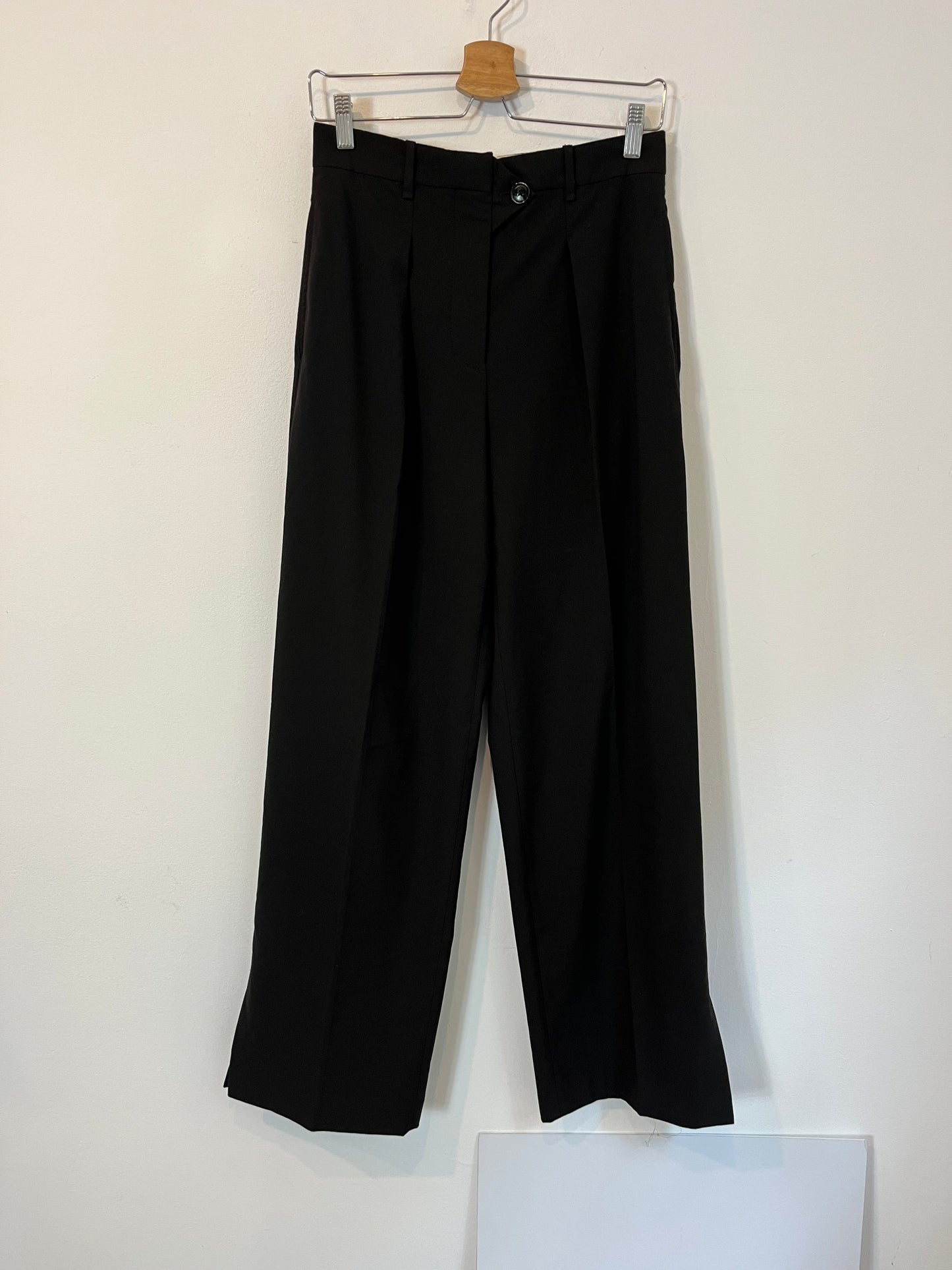 ZARA. Pantalón negro pinzas. T S