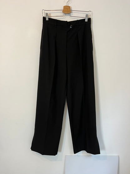 ZARA. Pantalón negro pinzas. T S