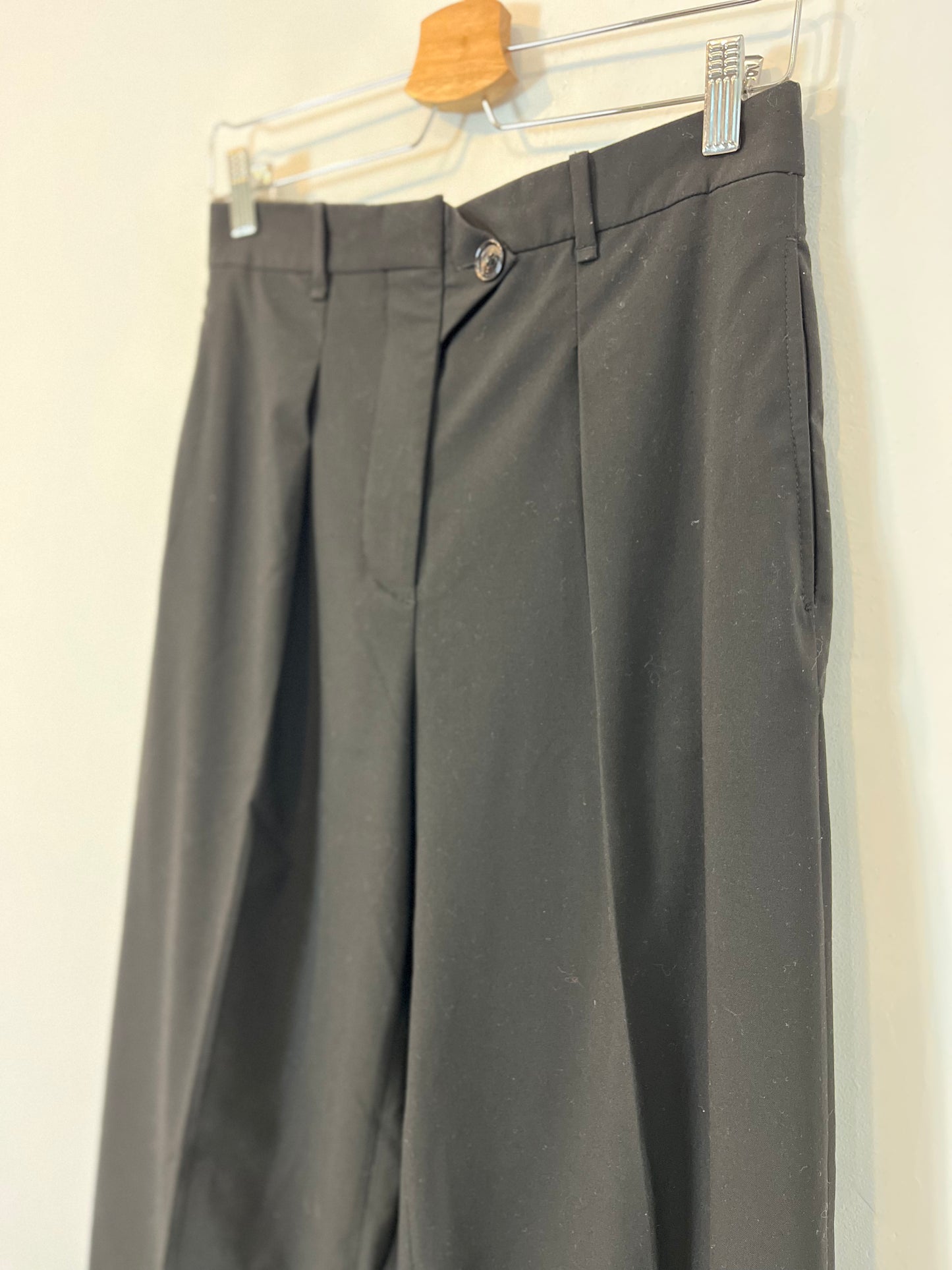 ZARA. Pantalón negro pinzas. T S