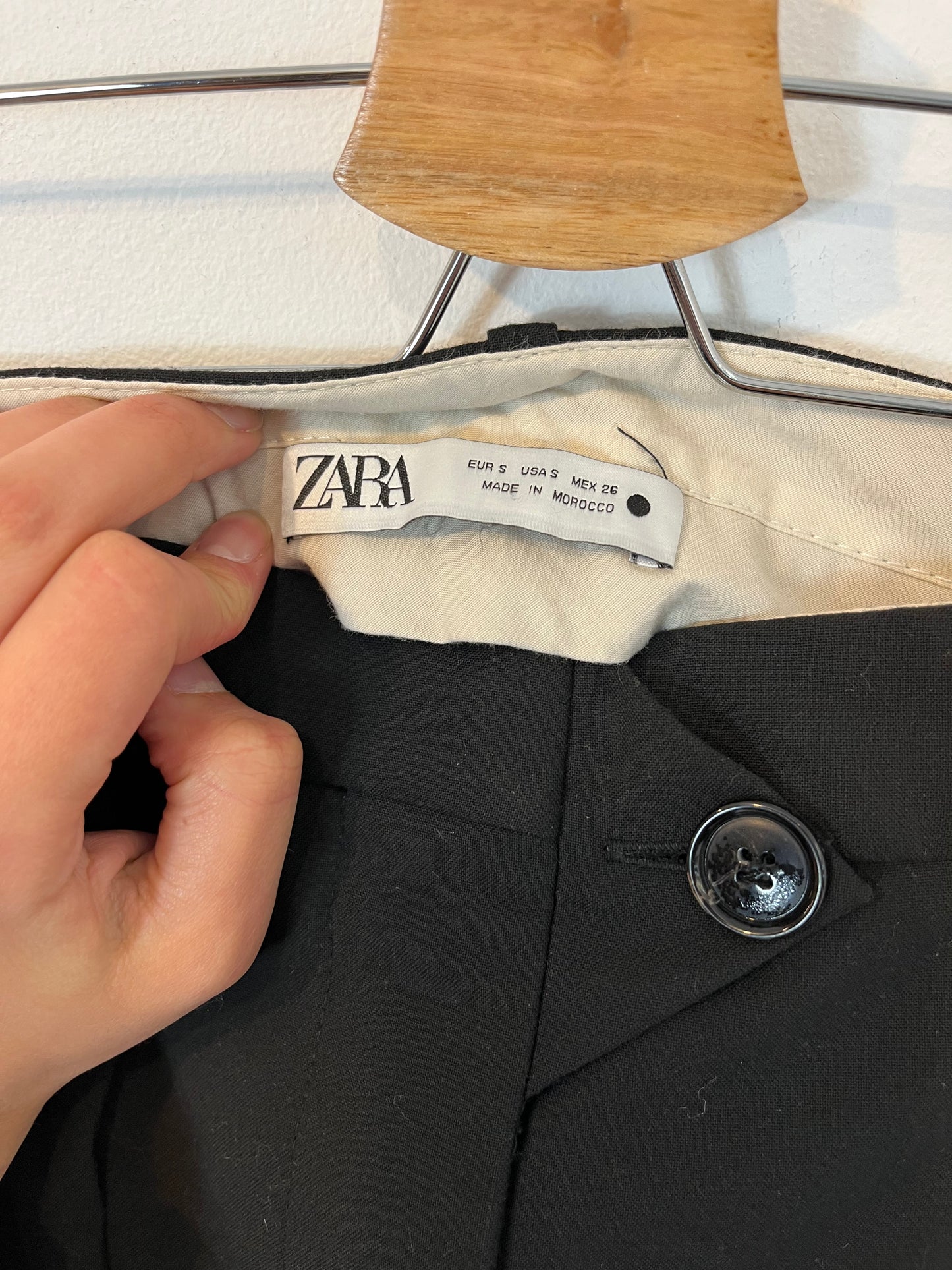 ZARA. Pantalón negro pinzas. T S