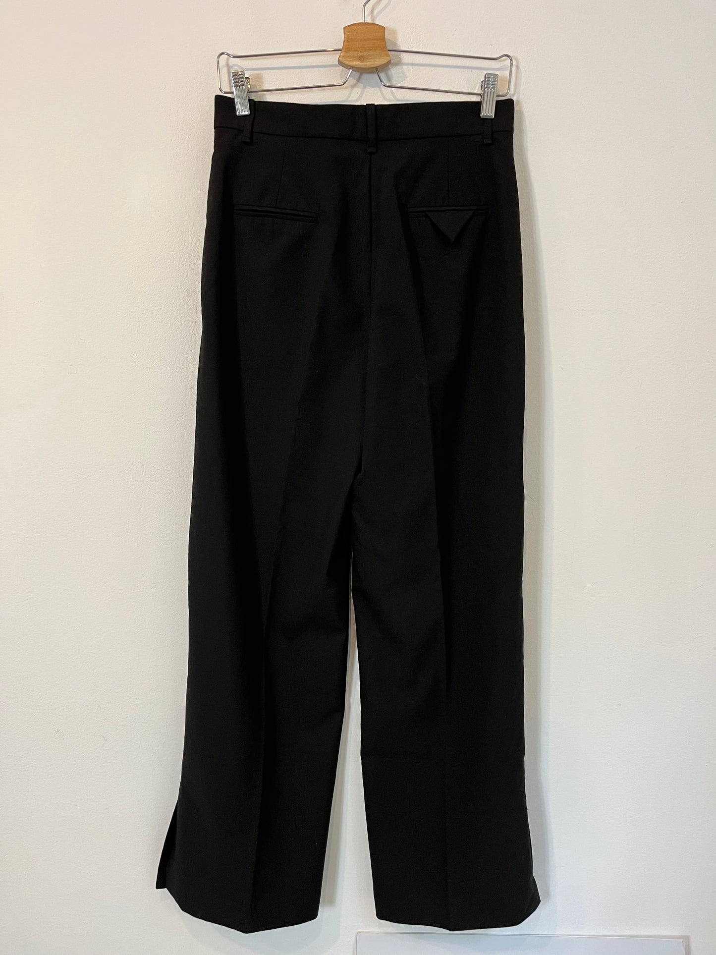 ZARA. Pantalón negro pinzas. T S