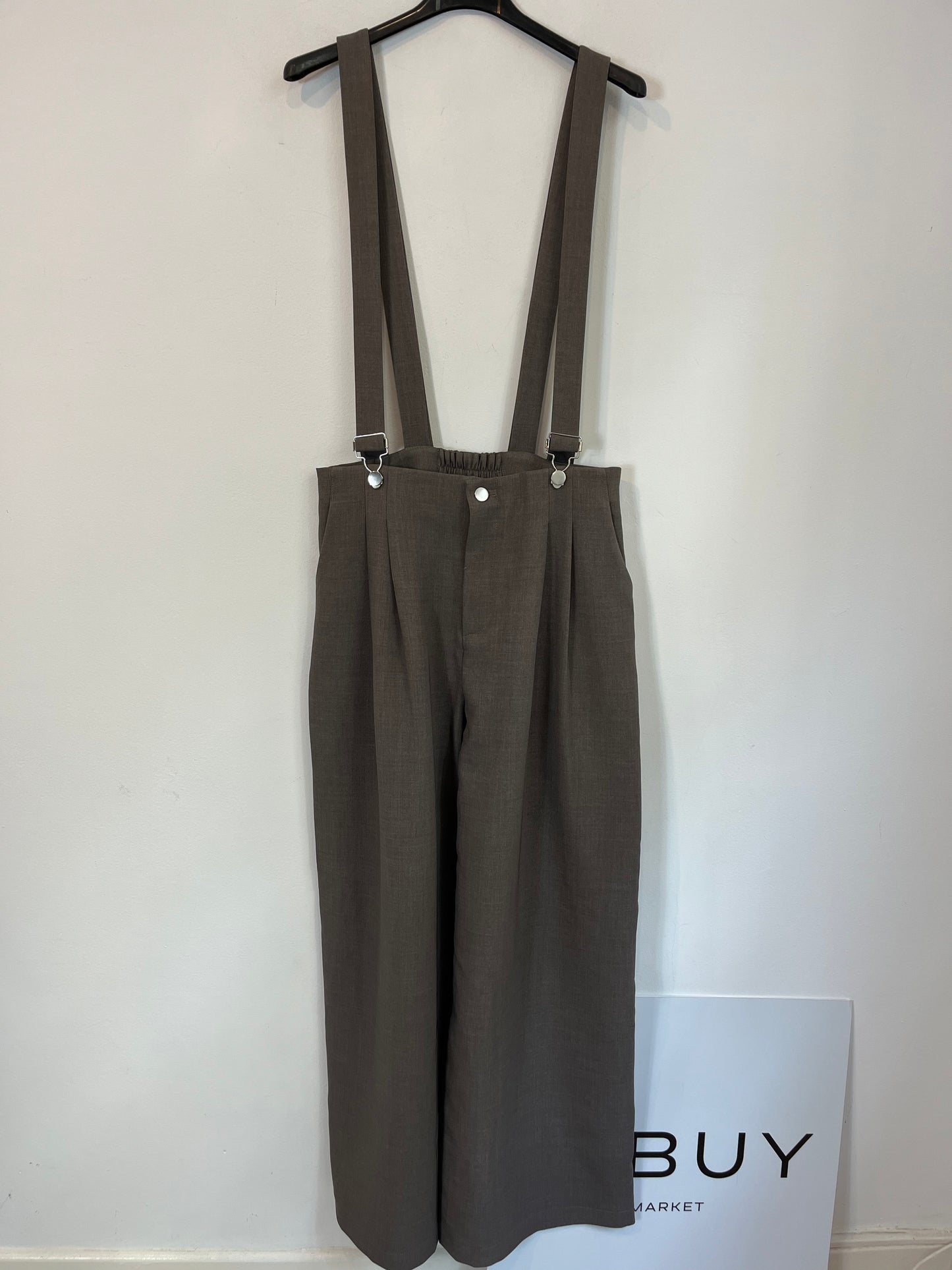 DAZY. Pantalón pinzas con tirantes. T L