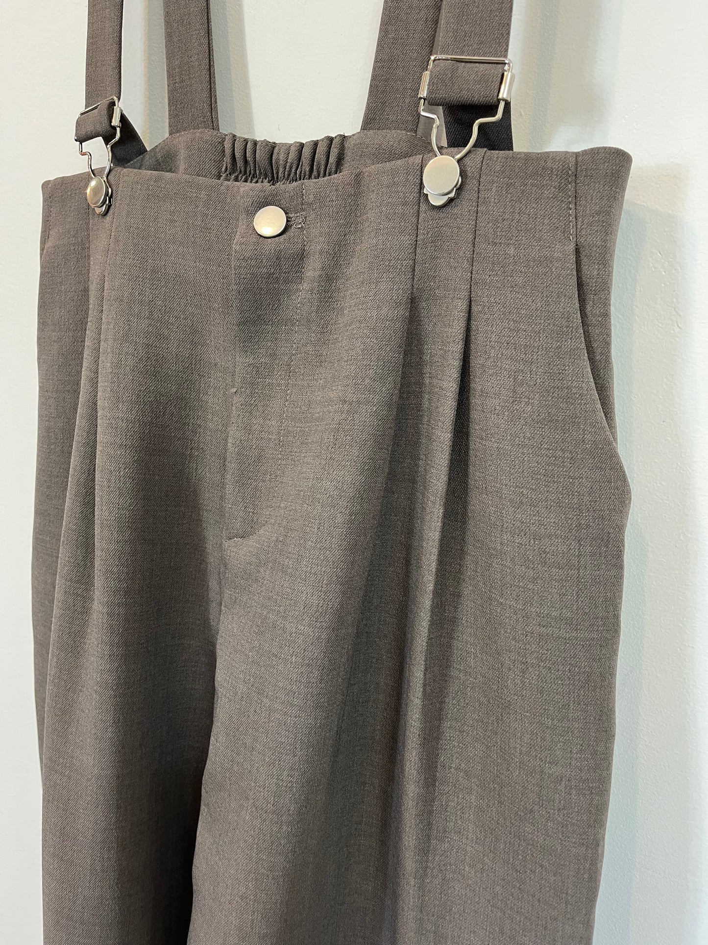 DAZY. Pantalón pinzas con tirantes. T L